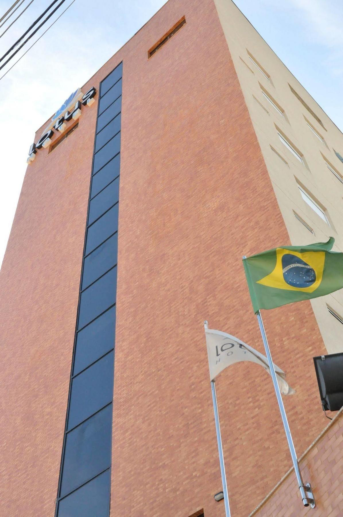 Lotus Hotel - A 6 Km Do Santuario De Aparecida-Sp กวาราชินเกตา ภายนอก รูปภาพ