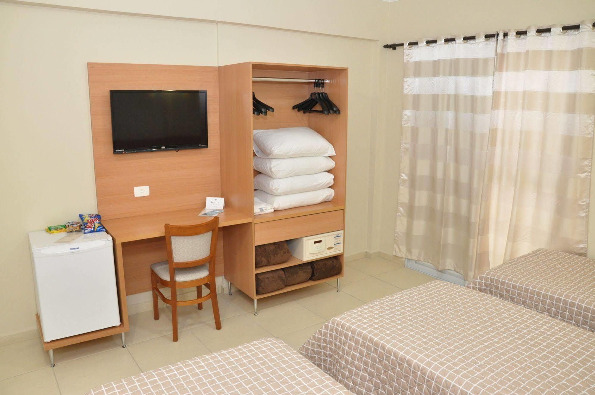 Lotus Hotel - A 6 Km Do Santuario De Aparecida-Sp กวาราชินเกตา ภายนอก รูปภาพ